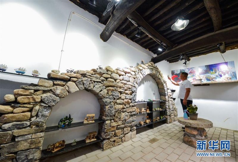 7月10日，游客在参观涉县更乐镇大洼村民俗主题馆。新华社记者 王晓 摄