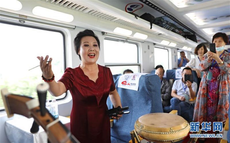 7月1日，演员在“千山号”鞍山文化旅游列车上为乘客表演节目。 新华社记者 姚剑锋 摄