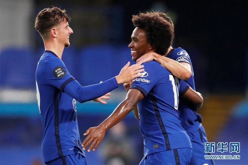 　　7月4日，切尔西队球员威廉（中）在进球后和队友庆祝。 当日，在2019-2020赛季英格兰足球超级联赛第33轮比赛中，切尔西队主场以3比0战胜沃特福德队。 新华社/路透