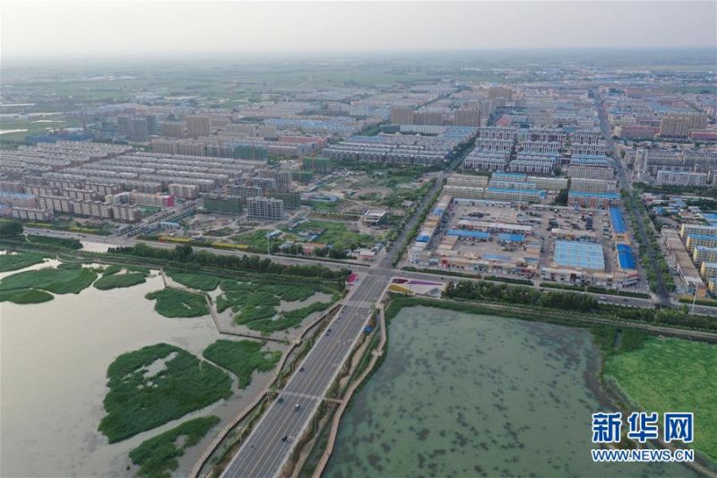 7月16日拍摄的镇赉环城国家湿地公园（无人机照片）。 镇赉环城国家湿地公园位于吉林西部，处于松嫩平原草甸草原向内蒙古高原典型草原的过渡地带。湿地公园总面积2785.29公顷，广阔的水域以及多种植被和湿地类型，为众多鸟类提供了充足的食物来源和良好的栖息环境。据统计，湿地公园内现有鸟类112种，其中国家Ⅰ级保护鸟类7种，国家Ⅱ级保护鸟类30种。 新华社记者 林宏 摄