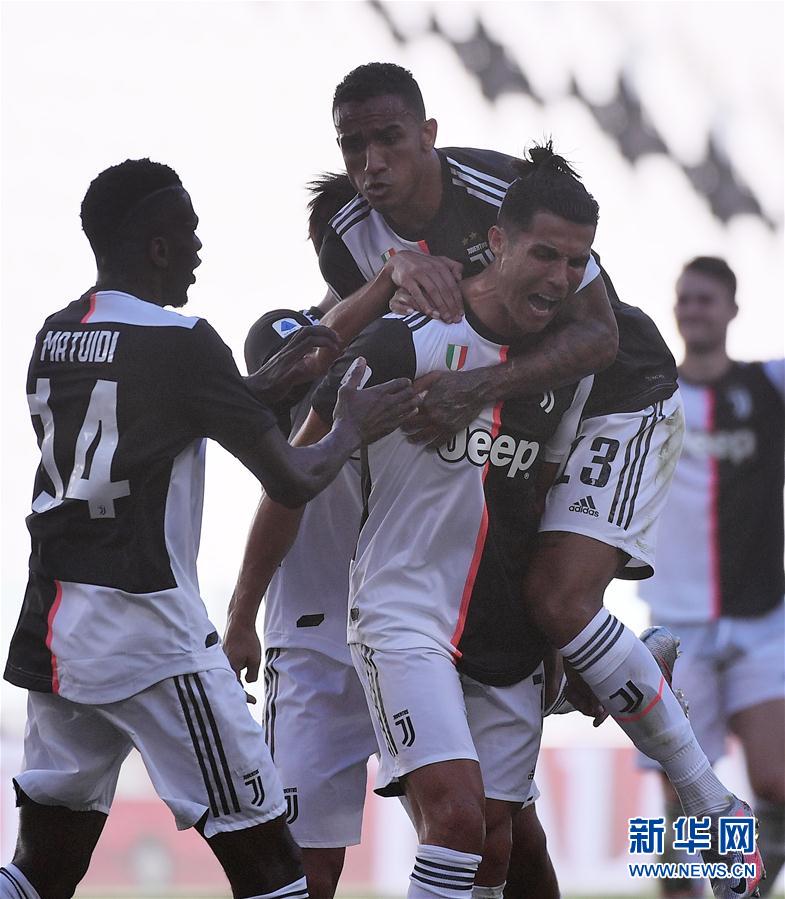 　　7月4日，尤文图斯队球员克·罗纳尔多（前右）在进球后和队友庆祝。 当日，在2019-2020赛季意大利足球甲级联赛第30轮比赛中，尤文图斯队主场以4比1战胜都灵队。 新华社发（费德里科·塔尔迪托摄）