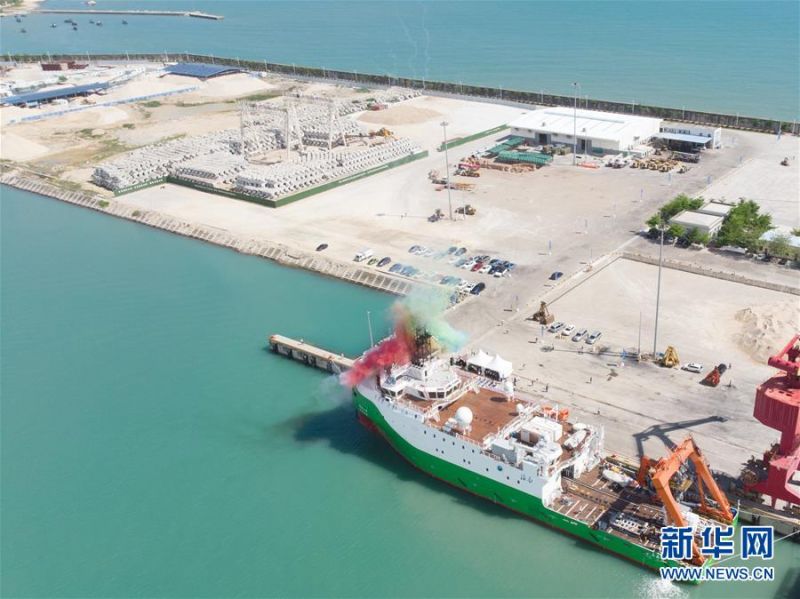 6月28日拍摄的停靠在三亚崖州湾科技城南山港码头的“探索二号”船（无人机照片）。 新华社记者 张丽芸 摄