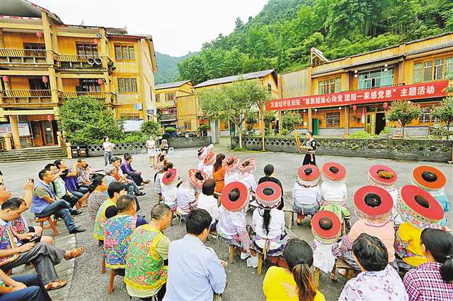   圖③：6月29日，萬(wàn)盛經(jīng)開(kāi)區(qū)婦聯(lián)走進(jìn)青年鎮(zhèn)更古苗灣開(kāi)展“苗族姐妹心向黨 團(tuán)結(jié)一家感黨恩”主題活動(dòng)，向苗族同胞宣講黨的光榮歷史。通訊員 王瀘州 攝/視覺(jué)重慶