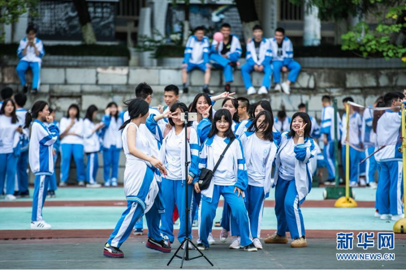 6月27日，同学们在操场上自拍留念。 当日，贵阳市乌当中学高三学生毕业典礼暨成人仪式在该校校园广场举行。 新华社记者 陶亮 摄