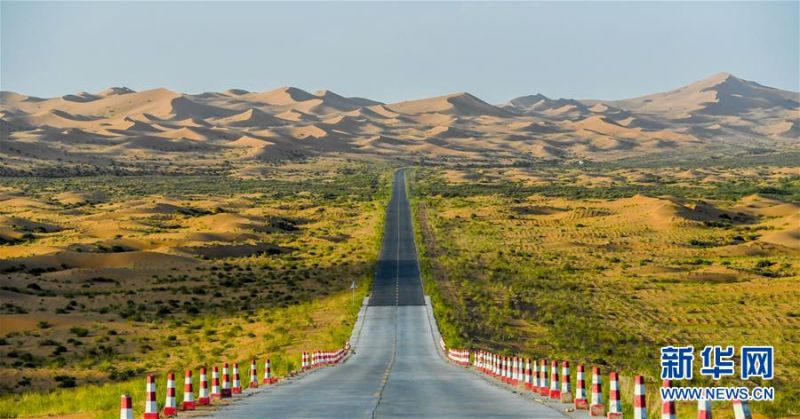 　　这是7月8日拍摄的腾格里沙漠风光。 位于内蒙古自治区阿拉善左旗西南部和甘肃省中部边境的腾格里沙漠是我国第四大沙漠，总面积约为4.3万平方公里。夏日傍晚，腾格里沙漠连绵的沙丘被日光勾勒出美丽的线条，美不胜收。 新华社记者 连振 摄