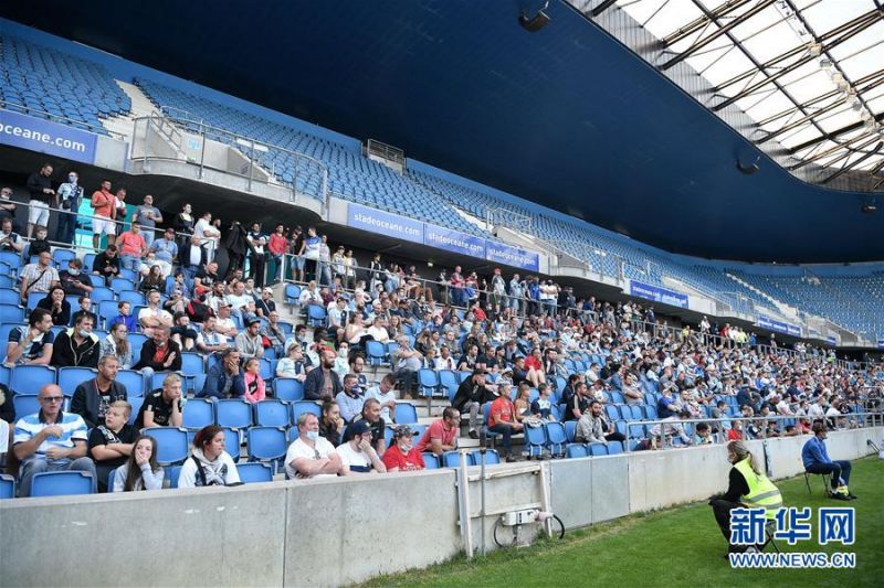 7月12日，观众在看台观看比赛。 当日，法国勒阿弗尔举行了自三月份以来首场有现场观众的足球比赛，由法甲巴黎圣日耳曼队客场挑战法乙勒阿弗尔队。最终，巴黎圣日耳曼队在这场友谊赛中以9比0获胜。 法国政府6月20日宣布，随着新冠肺炎疫情逐渐好转，对国内大型集会的限制也将逐步放松，集体类体育赛事从7月11日起可以重新回归，各体育场馆最多可以允许5000名观众入场观看比赛。 新华社发（杰克·陈摄）1