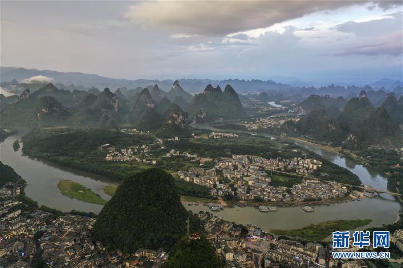 7月4日拍摄的广西阳朔县景色（无人机照片）。 时值夏日，广西桂林市阳朔县景色宜人，青山绿草、蓝天白云构成一幅幅美丽的山水画卷。 新华社记者 曹祎铭 摄2