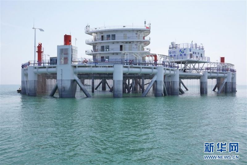 这是7月10日拍摄的“耕海1号”海洋牧场综合体平台。 当日，大型智能化海洋牧场综合体平台“耕海1号”在山东烟台四十里湾海域正式投入运营。“耕海1号”将智慧渔业、休闲旅游、海洋科研、科普教育等功能集成在同一平台。 新华社发（唐克 摄）