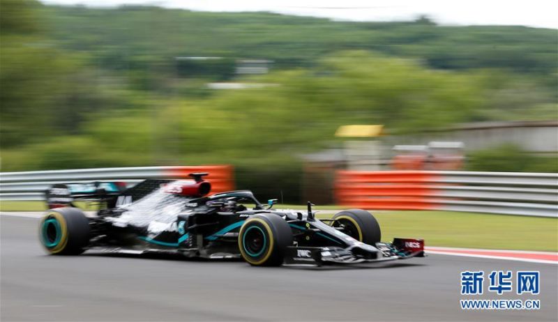 7月19日，梅赛德斯车队英国车手汉密尔顿驾驶赛车在比赛中。 当日，在匈牙利首都布达佩斯举行的2020赛季F1匈牙利站比赛中，梅赛德斯车队英国车手汉密尔顿以1小时36分12秒473的成绩获得冠军。 新华社/路透