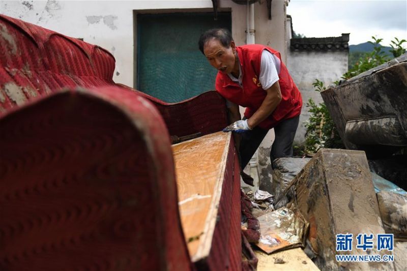 　　7月9日，安徽省歙县的社区志愿者帮助居民进行灾后清理。 近日，受强降雨影响，安徽省歙县城区遭遇内涝灾害，部分地区受灾严重。目前，城区积水退去，当地政府部门组织消防人员、社区志愿者、环卫工人等清淤排险，积极开展生产自救和灾后恢复工作。 新华社记者 张端 摄