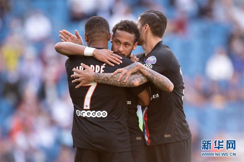 7月12日，巴黎圣日耳曼队球员内马尔（中）与队友姆巴佩（左）、伊卡尔迪庆祝进球。 当日，法国勒阿弗尔举行了自三月份以来首场有现场观众的足球比赛，由法甲巴黎圣日耳曼队客场挑战法乙勒阿弗尔队。最终，巴黎圣日耳曼队在这场友谊赛中以9比0获胜。 法国政府6月20日宣布，随着新冠肺炎疫情逐渐好转，对国内大型集会的限制也将逐步放松，集体类体育赛事从7月11日起可以重新回归，各体育场馆最多可以允许5000名观众入场观看比赛。 新华社发（杰克·陈摄）