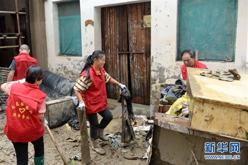 　　7月9日，安徽省歙县的社区志愿者帮助居民进行灾后清理。 近日，受强降雨影响，安徽省歙县城区遭遇内涝灾害，部分地区受灾严重。目前，城区积水退去，当地政府部门组织消防人员、社区志愿者、环卫工人等清淤排险，积极开展生产自救和灾后恢复工作。 新华社记者 黄博涵 摄