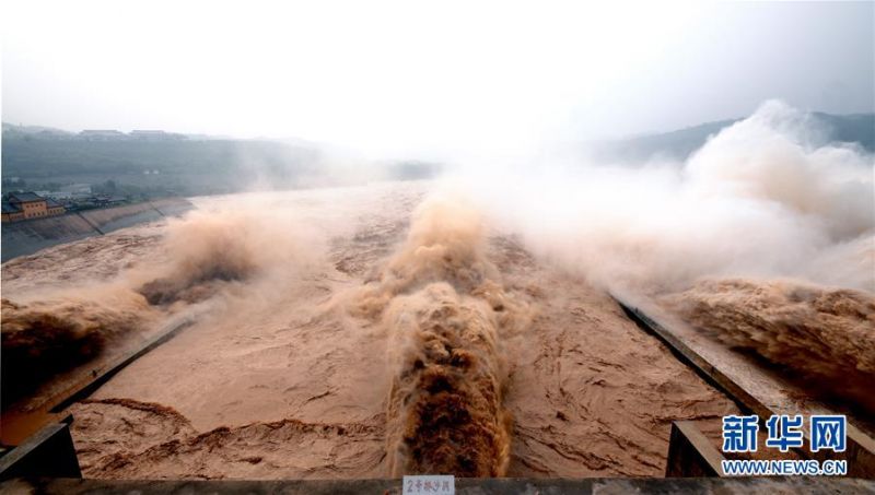 这是7月4日在黄河小浪底库区拍摄的泄洪景观。 当日，位于河南济源的黄河小浪底水库继续开闸泄洪，清澈的水流和裹挟泥沙的混浊水流分别从明流洞、排沙洞奔腾而出，好似黄白两色的“巨龙”飞腾。 新华社发（苗秋闹 摄）1