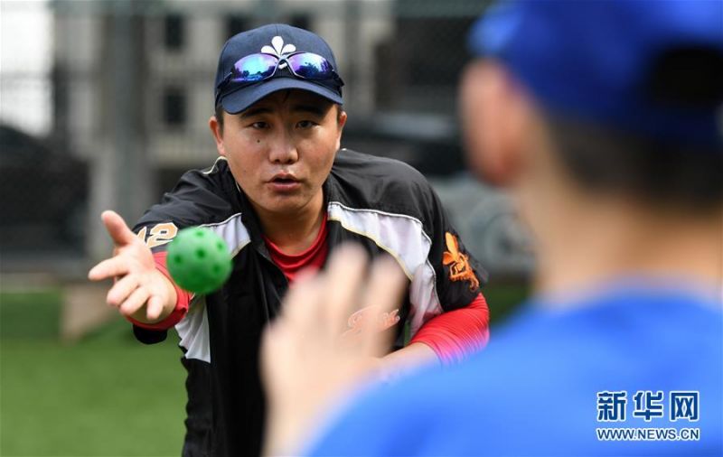 8月3日，教练张杨（左）在第三期青少年棒球夏令营中指导学员。 当日，由山东省体育中心和济南市棒垒球协会共同组织的第三期青少年棒球夏令营在山东省体育中心训练场地开营。该夏令营自7月6日开营以来已举办三期，48名青少年在此期间充分体验了棒球运动的魅力。 新华社记者王凯摄