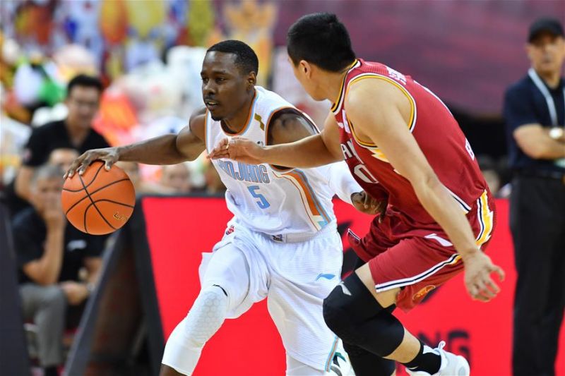 7月10日，新疆伊力特队球员格鲁佛（左）在比赛中带球。 当日，在山东青岛举行的2019-2020赛季中国男子篮球职业联赛（CBA）复赛第二阶段（红岛赛区）比赛中，新疆伊力特队以104比71战胜山西汾酒股份队。 新华社记者朱峥摄