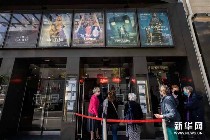 6月22日，人们在法国巴黎一家恢复营业的电影院外排队等待进入。 6月22日，法国电影院恢复营业，根据有关防疫要求，不相识观众间应空出一个座位，观众要在影院大厅和走廊里戴口罩，在放映厅可摘下口罩。此外，影院须向观众提供免洗洗手液，并在电影放映前播放防疫信息。 新华社发（奥雷利安·莫里萨尔摄）