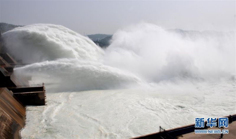 　　这是6月25日拍摄的黄河小浪底水库泄洪。 当日，位于河南济源的黄河小浪底水库按4200立方米每秒流量泄洪，巨大的水流喷涌而出，再现“黄河之水天上来”的壮观景象。 新华社发（苗秋闹 摄）