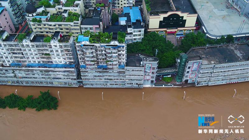 6月22日，洪水漫过了綦江城区临河的街道，路边的电灯杆还剩一半露在水面。新华网 发（陈恳 摄）