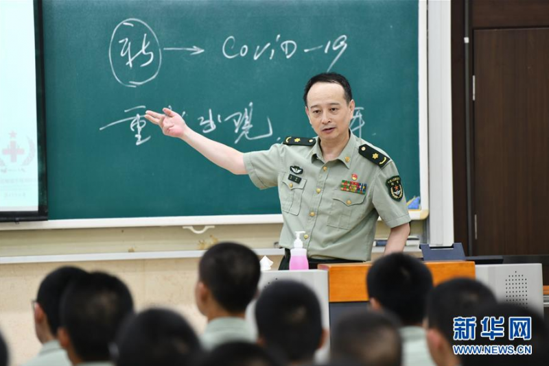 陆军军医大学第一附属医院感染病科主任毛青为临床医学专业学员授课（7月24日摄）。 新华社记者 张永进 摄