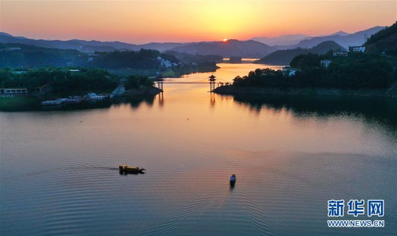 　　6月24日，夕阳映红了瀛湖湖面（无人机照片）。新华社记者 陶明 摄