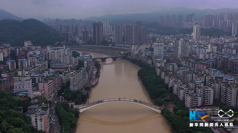 6月23日的綦江城区，可以看出水位已明显回落。新华网 向进 摄