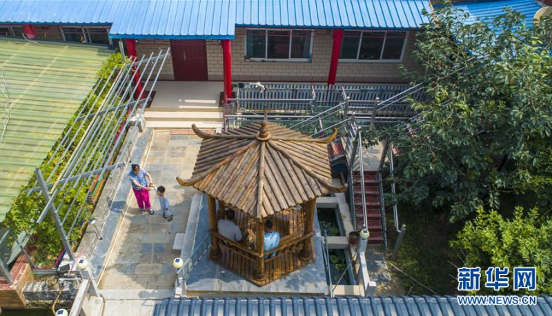 6月27日，河北省故城县故城镇周庄村一户村民在院内休息（无人机照片）。　　近年来，河北省故城县大力实施村容村貌和人居环境整治工程，打造了一批生态宜居的美丽乡村，乡村面貌发生显著变化。 新华社记者 李晓果 摄