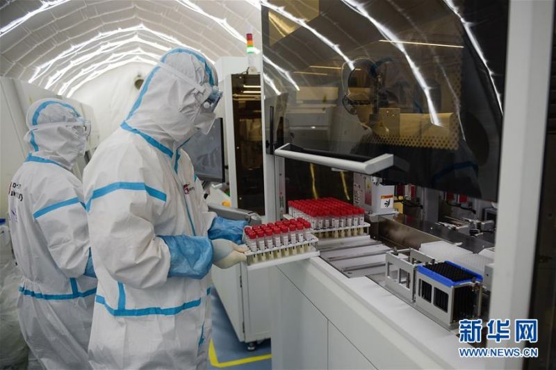 7月1日，在取样实验室内，实验人员将样品保存管放入自动分装仪。 新华社记者 彭子洋 摄