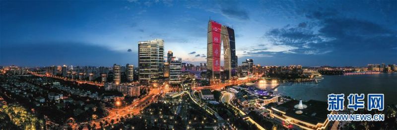 这是7月30日傍晚拍摄的苏州工业园区金鸡湖畔景色（无人机全景照片）。新华社记者 杨磊 摄