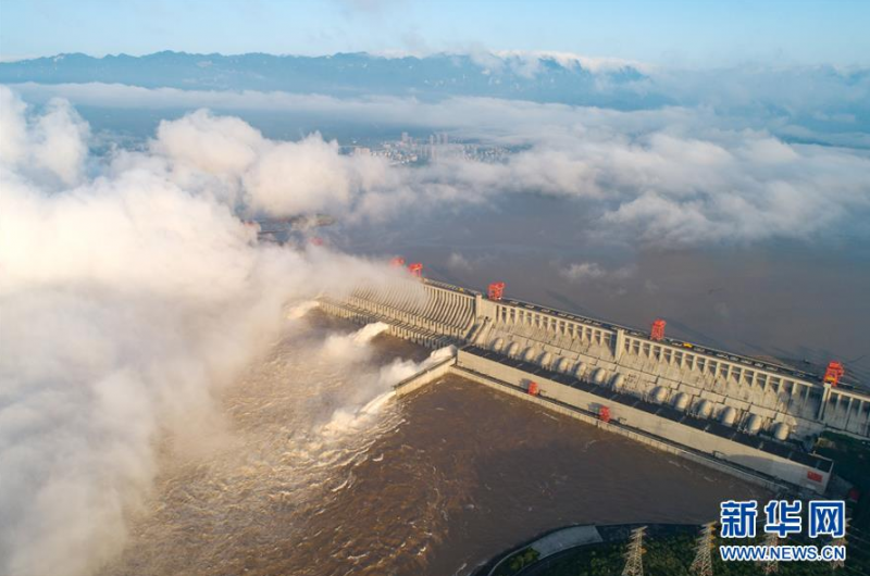 7月27日，长江三峡枢纽工程开启泄洪深孔泄洪（无人机照片）。新华社发（王罡 摄）
