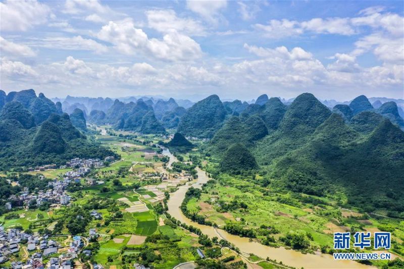 7月4日拍摄的广西阳朔县景色（无人机照片）。 时值夏日，广西桂林市阳朔县景色宜人，青山绿草、蓝天白云构成一幅幅美丽的山水画卷。 新华社记者 曹祎铭 摄