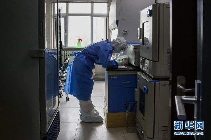 7月3日，中日友好医院检验科新冠核酸检测实验室的检验人员张鑫在实验室内登记样本编号。新华社记者 张玉薇 摄