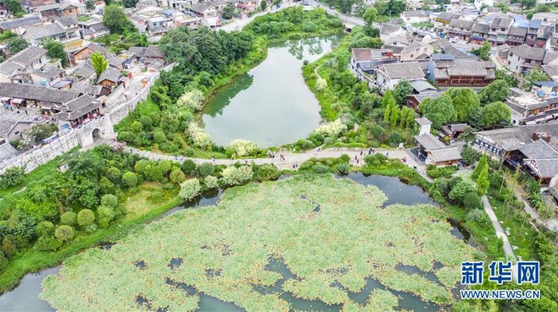 　6月22日拍摄的贵阳市青岩古镇景区风光（无人机照片）。 仲夏时节，贵州省贵阳市花溪区青岩古镇景区绿意盎然，优美的风景吸引众多游客前来观光游玩。 新华社记者 陶亮 摄