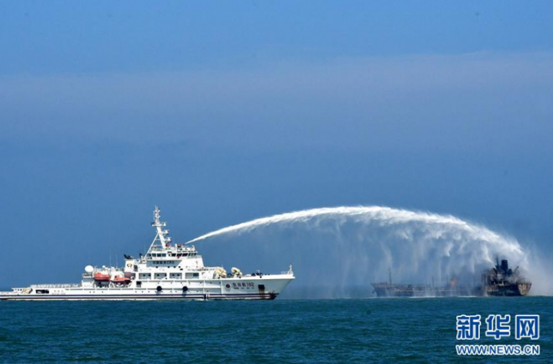 8月20日，搜救船只对发生碰撞的油船实施灭火救助。 8月20日凌晨3时39分，一艘载运约3000吨汽油的油船与一艘砂石料船在长江口灯船东南约1.5海里处发生碰撞，事故造成油船甲板起火，砂石料船沉没。油船14人，砂石料船3人，两船共17人遇险。截至上午8时，现场搜救力量已救起3名落水人员，仍有14人未找到。 新华社发（东海救助局供图）