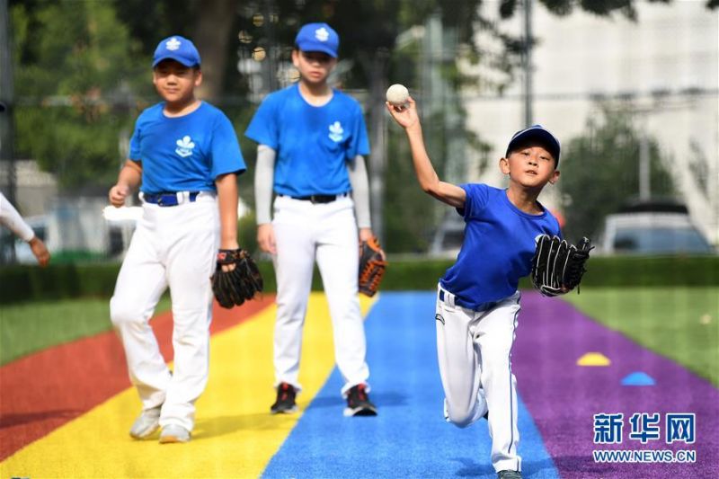 8月3日，学员孙颢宁（右一）在第三期青少年棒球夏令营中练习。 当日，由山东省体育中心和济南市棒垒球协会共同组织的第三期青少年棒球夏令营在山东省体育中心训练场地开营。该夏令营自7月6日开营以来已举办三期，48名青少年在此期间充分体验了棒球运动的魅力。 新华社记者王凯摄