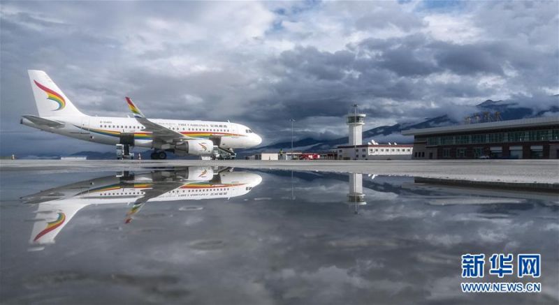 2018年8月7日拍摄的一架停泊在阿里昆莎机场的客机。 新华社发