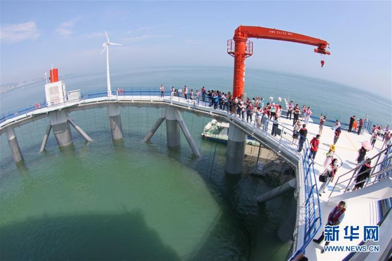 7月10日，游客在“耕海1号”海洋牧场综合体平台上游览。 当日，大型智能化海洋牧场综合体平台“耕海1号”在山东烟台四十里湾海域正式投入运营。“耕海1号”将智慧渔业、休闲旅游、海洋科研、科普教育等功能集成在同一平台。 新华社发（唐克 摄）