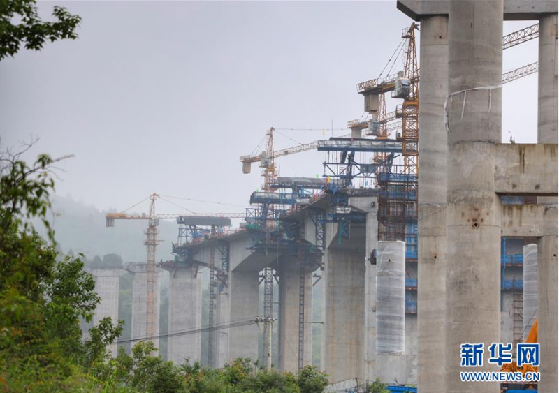 这是6月24日拍摄的建设中的遵余高速沙坝大桥。 目前，由中铁广州局等单位联合建设的遵（遵义）余（余庆）高速公路建设整体形象进度已达75%，预计将于年底建成通车。 新华社记者 刘续 摄