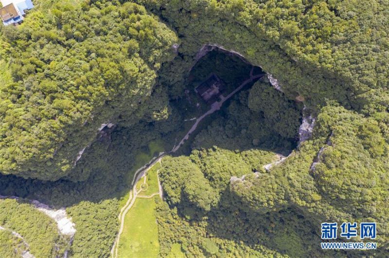 这是7月29日拍摄的天生三桥景区（无人机照片）。 新华社记者 刘潺 摄