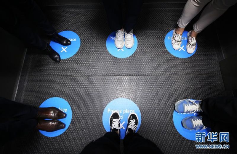 7月1日，法国巴黎蓬皮杜艺术中心的电梯内贴着保持安全距离的标识，每次乘梯不能超过6人。 因新冠疫情关闭的法国巴黎蓬皮杜艺术中心于7月1日重新开门迎客。目前，中心只开放6层的临时展区和4、5层的现代艺术常设展区。参观者需提前网上预约参观时段，11岁以上参观者须佩戴口罩，参观过程中保持安全距离。 新华社记者 高静 摄