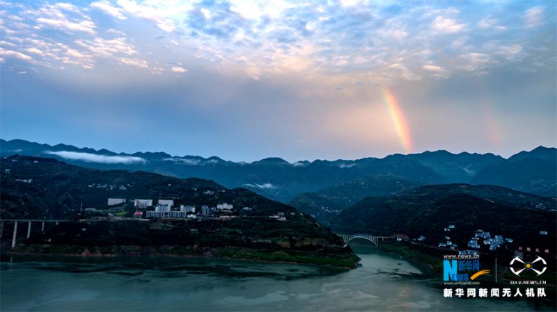 在瞿塘峡区域，双彩虹从天而降。新华网发（何川 摄）