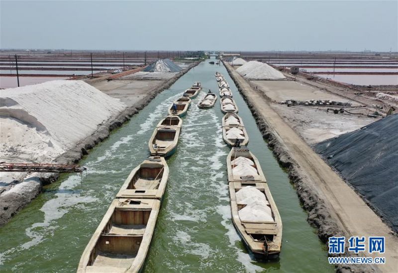 　　7月9日，唐山市曹妃甸区南堡盐场的运盐船只在运输河道内行驶（无人机照片）。 在我国长芦盐区海盐生产基地之一的河北省唐山市曹妃甸区南堡盐场，一年一度的春盐收获工作即将结束，今年南堡盐场的春盐产量预计可达72万吨。 新华社记者 杨世尧 摄