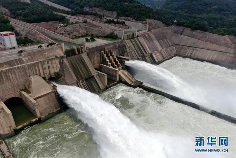 这是7月1日拍摄的黄河小浪底洪水调度运用、水库泄洪的场景（无人机照片）。 新华社记者 朱祥 摄