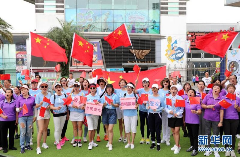 7月1日，香港市民在太平山顶广场唱国歌。 新华社记者 吴晓初 摄