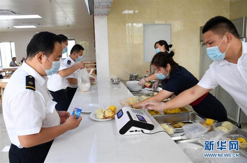 7月1日，列车司乘人员在合肥南行车公寓食堂取餐。 新华社记者刘军喜摄