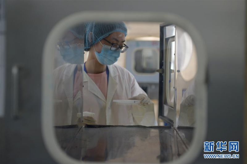 7月1日，实验人员在扩增实验室工作。 新华社记者 彭子洋 摄