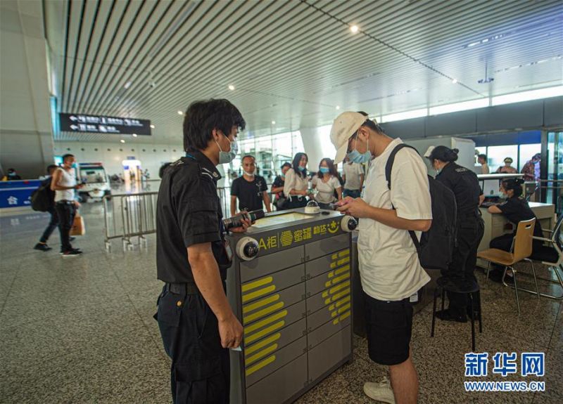 8月4日，旅客在杭州火车东站安检区将无法携带进站的物品办理快递托运。 2019年以来，浙江省加快推动“最多跑一次”改革向公共服务领域延伸，着手实施杭州火车东站服务大提升等项目。杭州火车东站对车站内的出租车候车区、母婴服务室、自助临时身份证明打印等服务进行系列升级改造，进一步方便广大旅客出行。 新华社发（江汉 摄）