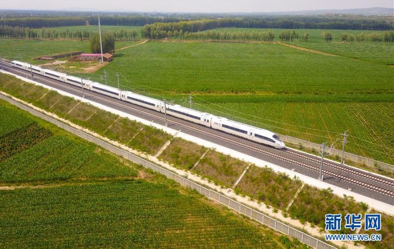 一列“和谐号”动车组列车行驶在内蒙古赤峰市元宝山区的田野间（6月30日摄，无人机照片）。新华社记者 彭源 摄