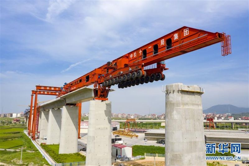 6月22日，在福厦高铁湄洲湾跨海大桥施工现场，高铁箱梁运架一体机在架设1000吨箱梁（无人机照片）。 当日，我国首台1000吨级高铁箱梁运架一体机在福厦高铁湄洲湾跨海大桥成功投入使用。1000吨级高铁箱梁运架一体机集提梁、运梁、架梁于一体，智能化程度高，可满足不同跨度的高铁箱梁施工作业。 新华社发（金伟 摄）