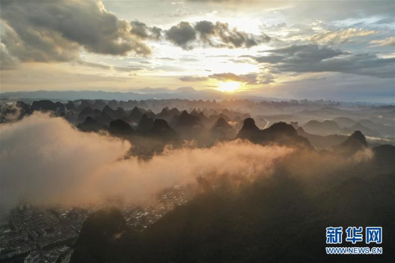 7月4日拍摄的广西阳朔县景色（无人机照片）。 时值夏日，广西桂林市阳朔县景色宜人，青山绿草、蓝天白云构成一幅幅美丽的山水画卷。 新华社记者 曹祎铭 摄