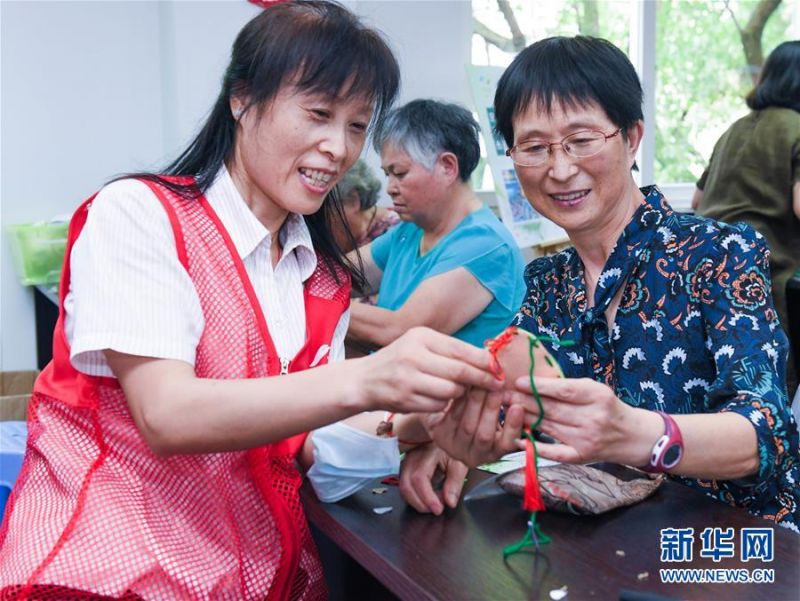 　　6月24日，志愿者和社区老人们一起制作香囊。 当日，浙江省慈溪市钱海军志愿服务中心的志愿者们来到慈溪市白果树社区，同社区的老人和居民们开展了“‘棕’情端午，与爱同行”迎端午主题活动。志愿者们与老人们一起包粽子、做香囊，迎接端午节。 新华社记者 徐昱 摄